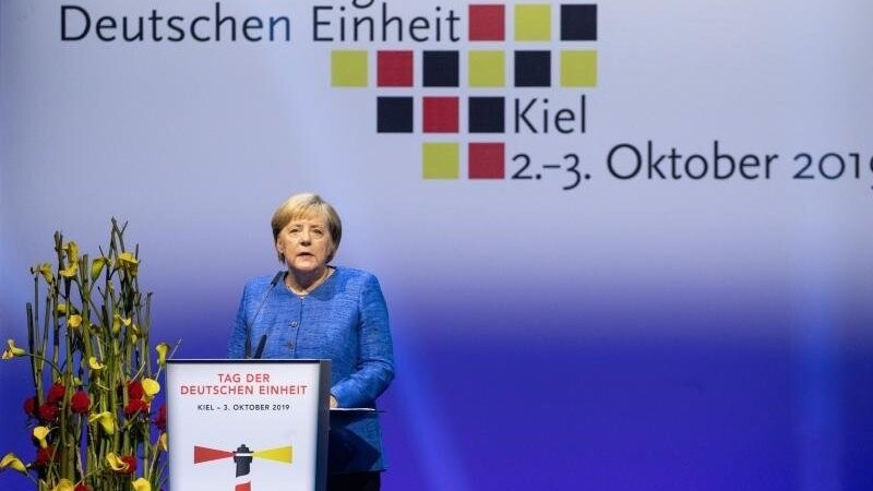 Bundeskanzlerin Angela Merkel (CDU) spricht beim Festakt zum Tag der Deutschen Einheit in Kiel 2019. In diesem Jahr steht der zentrale Festakt in Halle (Saale) erneut im Zeichen der Corona-Pandemie.