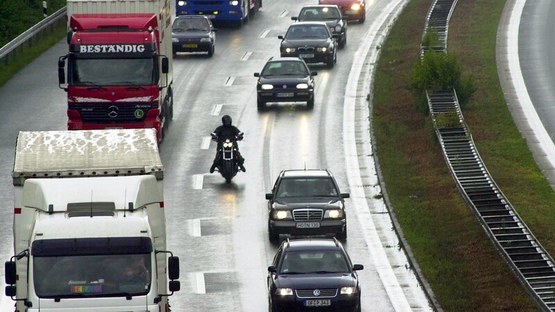 Stau nach einem Unfall am Donnerstagnachmittag auf der Autobahn A3 bei Deggendorf. (Symbolbild)