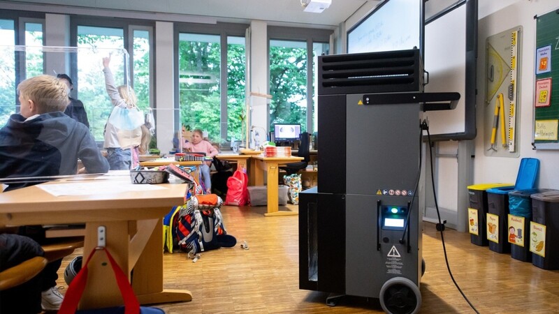 Ein Luftfilter steht in einem Klassenraum an einer Grundschule.  Foto: