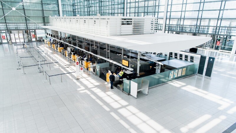 Zahlreiche nicht besetzte Gepäckabgabe-Schalter sind im fast menschenleeren Terminal vom Flughafen München zu sehen. Infolge der Corona-Pandemie ist der Luftverkehr weitestgehend zum Erliegen gekommen.