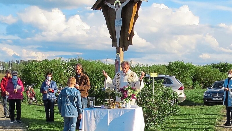 Vor dem Kreuz beim Waberlbaum wurde der Bittgottesdienst gefeiert.
