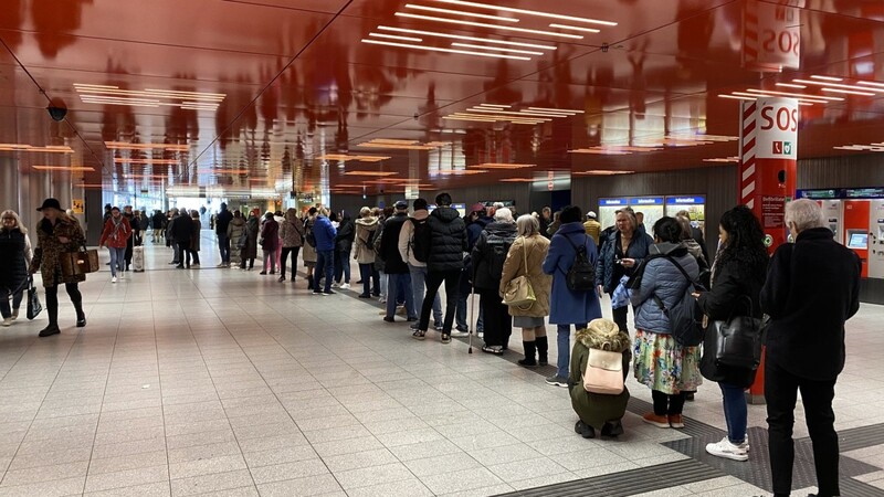 Am Marienplatz stehen die Leute vor dem MVG-Kundencenter Schlange. Bisher hat die MVG 150 000 Deutschlandtickets verkauft.