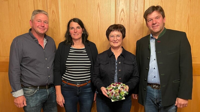 Die scheidende Vorsitzende Petra Dreier mit dem neuen Vorstandsteam Rudi Huber, Bärbel Zeilhofer und Georg Siegl (v.l.n.r.).