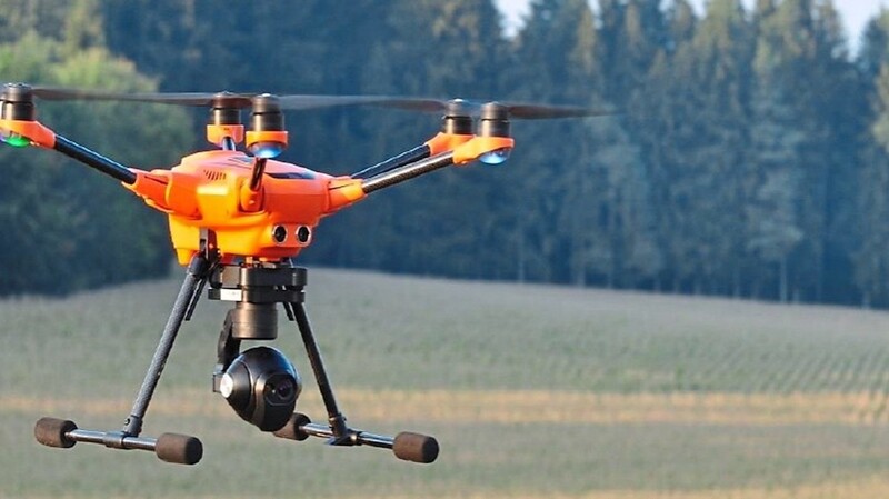 Sechs Rotoren halten die Drohne in der Luft, die Wärmebild- und Restlichtkamera sendet Livebilder zum Piloten und zum "Spotter" am Boden.