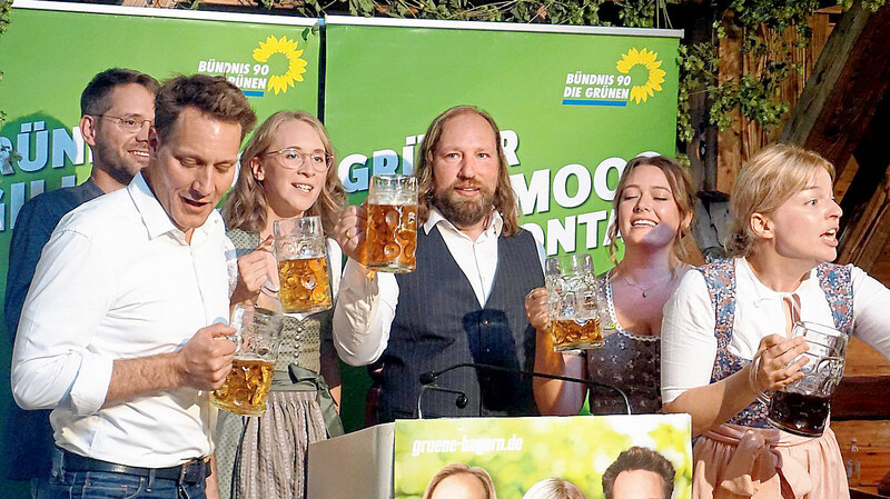 Die Grünen um Anton Hofreiter (3. v. r.) wollen im kommenden Jahr auch in Bayern regieren.