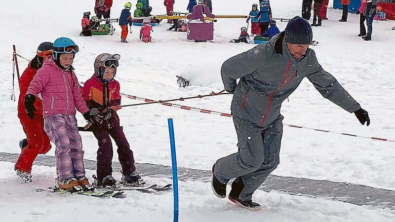 Gut, wer einen fitten Papa hat: Bei den Trockenübungen für das Schleppliftfahren unterstützt der Vater eines Teilnehmers die Übungsleiter.