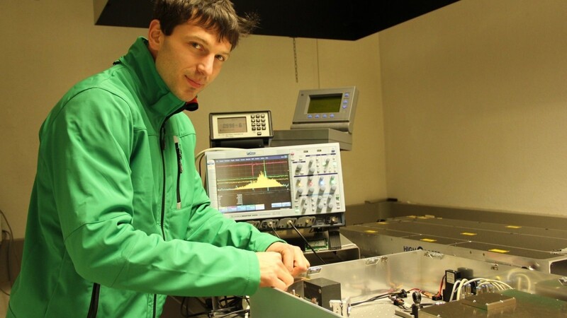 Johann Eckl demonstriert den neuen Hightech Laser, mit dem in Wettzell Daten über das Gravitationsfeld und das Massenzentrum der Erde gewonnen werden.