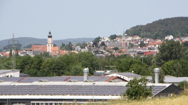 Auf allen Dächern: Schon jetzt werden 49 Prozent des Stromverbrauchs im Landkreis Cham über PV-Anlagen gedeckt.
