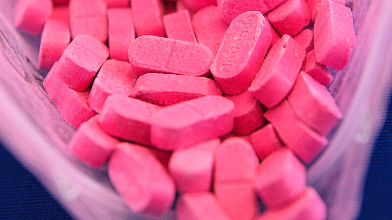 In der Wohnung des Tatverdächtigen fanden die Kirpo-Beamten hunderte Ecstasy-Tabletten - und noch einiges mehr. (Symbolbild)
