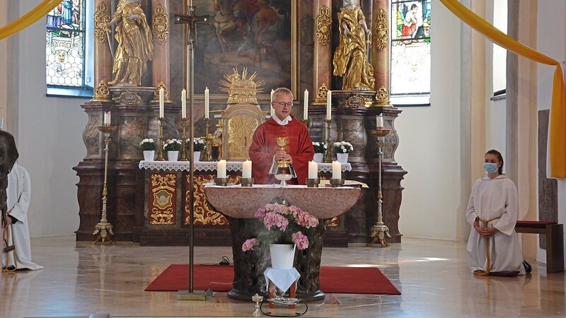 In der Pfarrkirche Sankt Martin zelebrierte Pfarrer Adi Ortmeier den Pfingstmontagsgottesdienst.