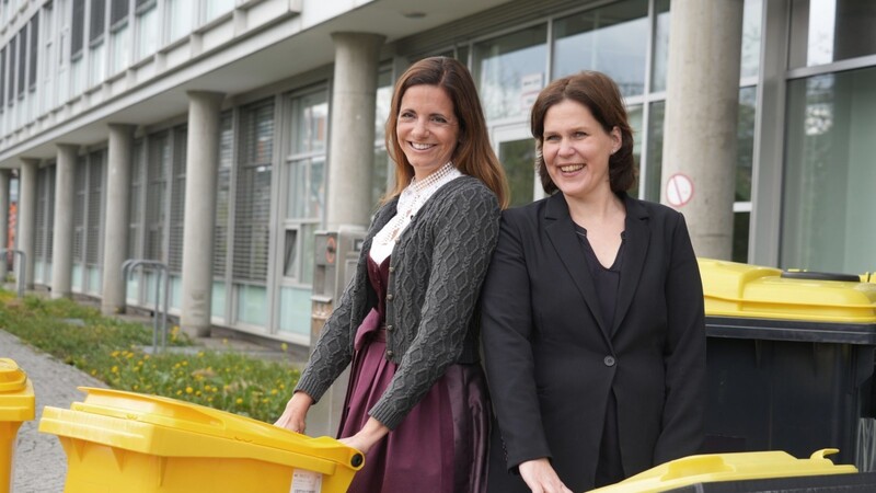 Noch sind es nur Modelle: Bürgermeisterin Verena Dietl (r.) und Kommunalreferentin Kristina Frank stellen die gelben Tonnen für eine zweijährige Testphase vor.