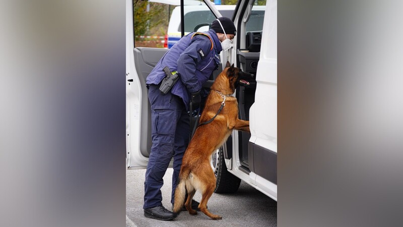Bei der Suche nach Drogen und Schmuggelware kamen auch speziell ausgebildete Spürhunde zum Einsatz.