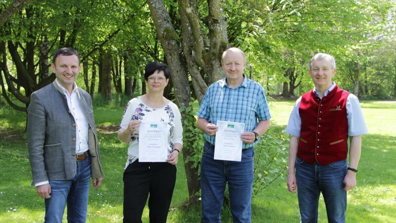 Bürgermeister Markus Hofmann (l.) übergab im Beisein von Kurdirektor Sepp Barth (r.) die Zertifikate an die Wald-Therapeuten Bettina Pritzl und Rupert Fichtl.