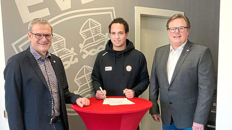 ALLES KLAR: Stürmer Marcus Power (M.) hat beim EV Landshut einen Vertrag für die Saison 2021/22 unterschrieben - darüber freuen sich Axel Kammerer (li.) und Leif Carlsson.