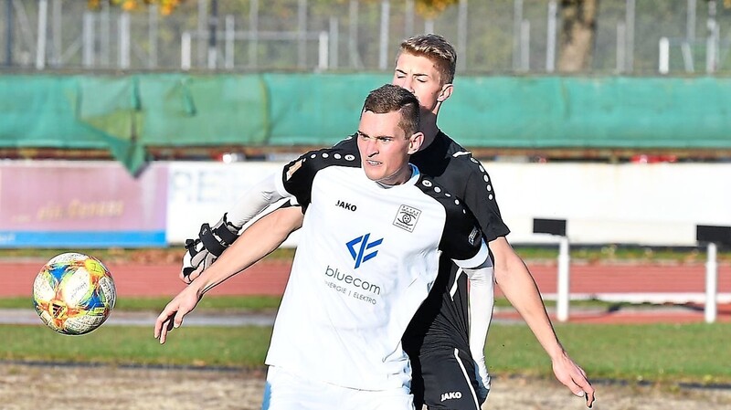 Durch einen knappen 2:1-Heimsieg gegen den TSV Ergoldsbach übernahm die Spvgg Grün-Weiß Deggendorf (weißes Trikot) die Tabellenführung in der Bezirksliga West.
