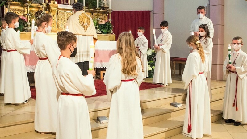 Acht Kinder empfingen erstmals den Leib des Herrn. Mit im Bild sind Pastoralreferent Martin Münch und Pfarrer Ambros Trummer.