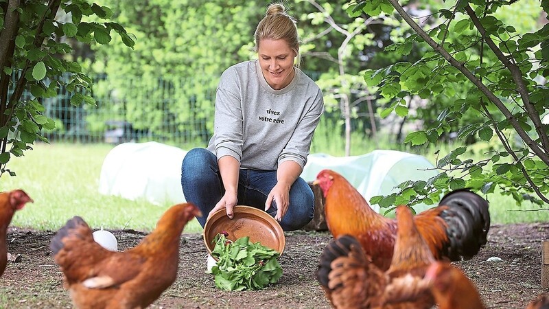 Glückliche Hühner-Mama: Judith Rakers hat 13 Hühner und beginnt durch sie jeden Tag mit einem Lächeln.