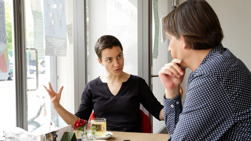 Gestenreich vertritt die Grüne Ska Keller ihre Meinung im Café Bellevue di Monaco in der Müllerstraße. Ihre Europawahlkampagne steht unter dem Motto "Let's Act. Together."