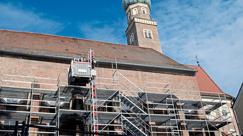 Das Gerüst an der Kirche St. Veit am Steiner-Tor-Platz steht seit Mittwoch.  Foto: Ulli Scharrer