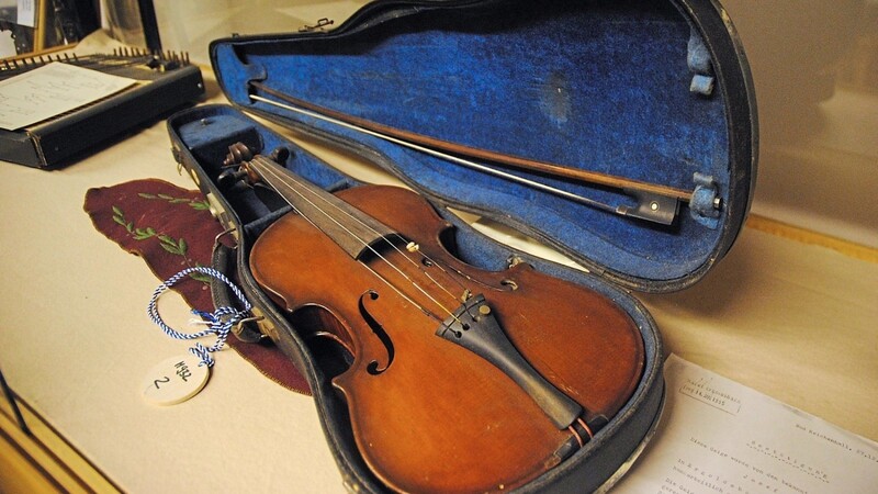 Die Nummer am Geigenkoffer des Ergoldsbacher Instrumentenbauers Josef Braun aus dem Jahr 1923 verrät, dass das Ausstellungsstück schon in die Datenbank aufgenommen wurde.