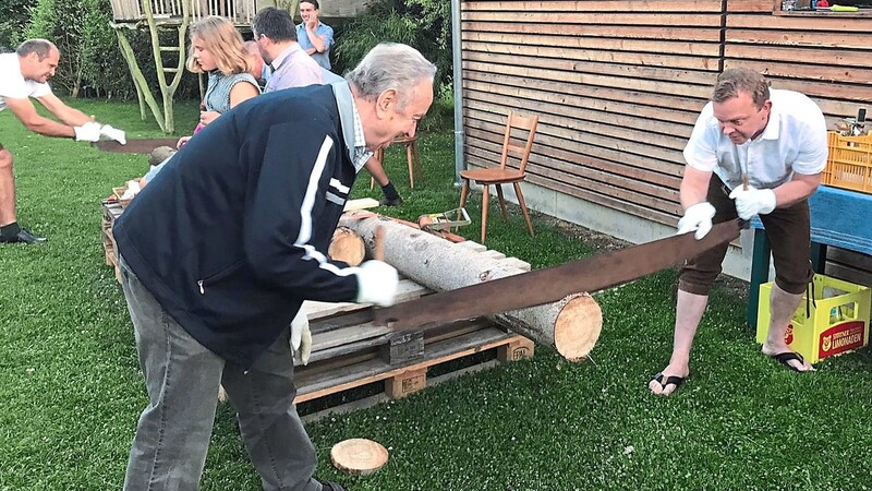 Sichtlich Spaß hatten die Teilnehmer des Holzsägewettbewerbs.