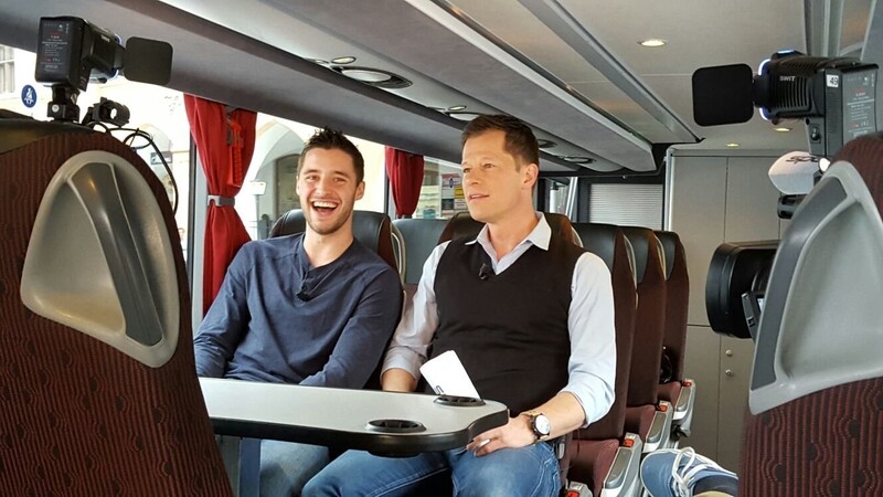 Tobias Rieder (links) hatte offensichtlich eine Menge Spaß beim etwas anderen Interview mit Sascha Bandermann im Mannschaftsbus des EVL.