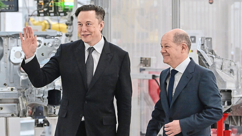 Tesla-Chef Elon Musk (l.) nahm am Dienstag zusammen mit Bundeskanzler Olaf Scholz die Autofabrik des US-Konzerns offiziell in Betrieb.