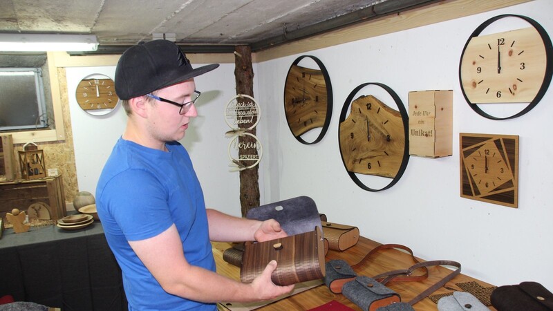 Handtaschen aus Holz - seit einigen Monaten fertigt Holzdesigner Mario Haimerl diese in seiner heimischen Werkstatt. Jede ist einzigartig.