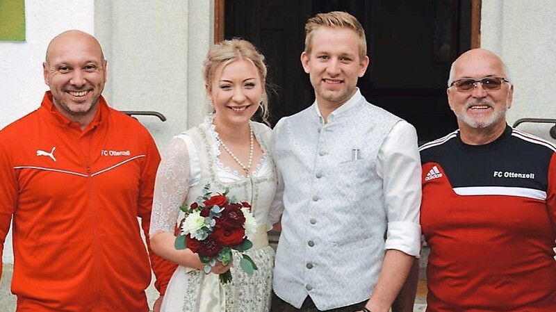 Das Brautpaar Patrick und Nina Schmid mit den FC-Vorständen Hermann Zapf und Uli Hamann.