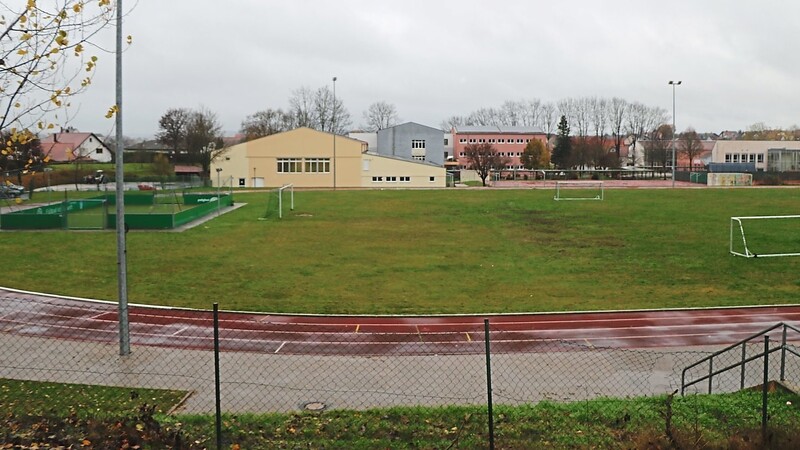 Sowohl die Laufbahn als auch das Fußballfeld am Franziska-Obermayr-Schulzentrum sollen im kommenden Jahr grundlegend saniert werden.