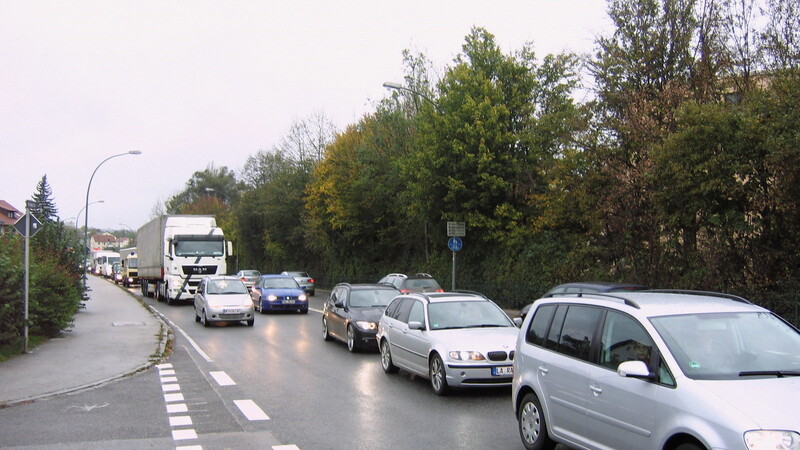 Der tägliche Verkehrskollaps: Auf der Konrad-Adenauer-Straße geht zu Stoßzeiten oft gar nichts mehr. (Foto: Michael Faaß)