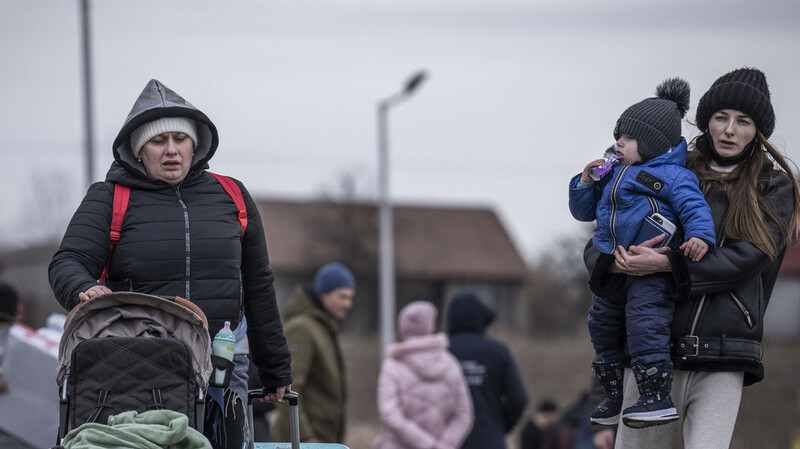 Viele Geflüchtete aus der Ukraine kommen nach ihrem Grenzübertritt von Schehyni in der Ukraine nach Medyka in Polen.