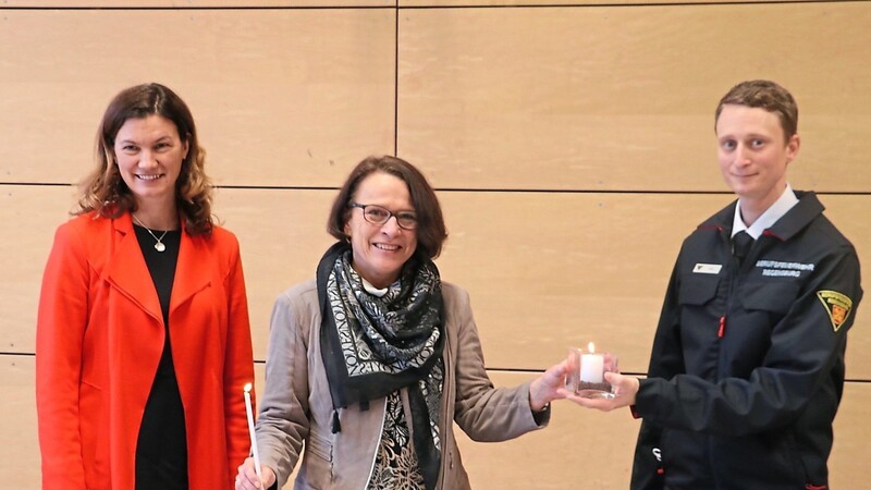 Landrätin Tanja Schweiger (links) übergab das Friedenslicht aus Bethlehem an Oberbürgermeisterin Gertrud Maltz-Schwarzfischer, die es ihrerseits an den Leiter der Leitstelle, Martin Hartl, weiterreichte.