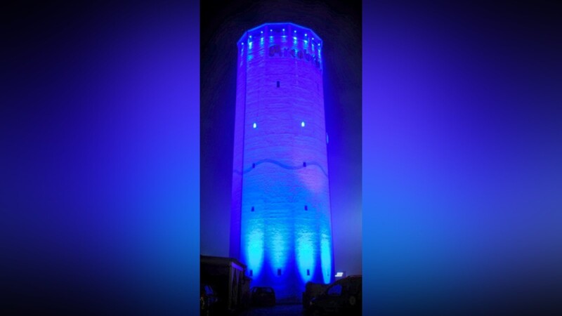 Das Plattlinger Wahrzeichen wurde am Montag anlässlich des "Angelman Day" in blaues Licht getaucht.
