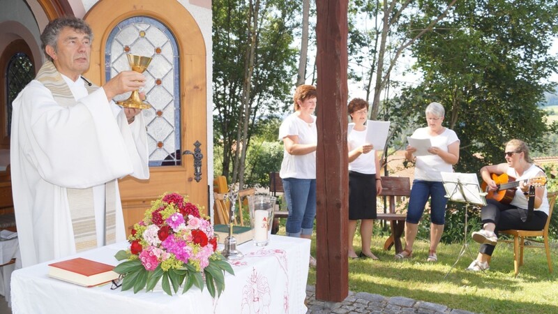 Pfarrer Ambros Trummer zelebrierte den Patroziniumsgottesdienst vor der Schwarzenbacher Dorfkapelle.