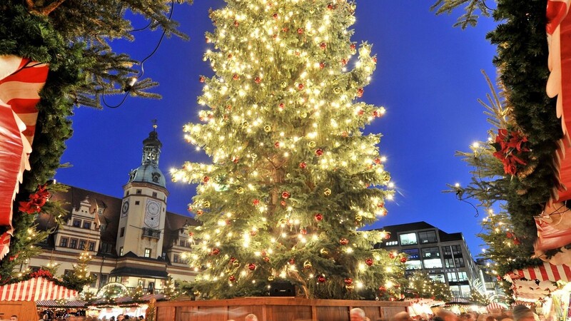 Der Weihnachtsbaum auf dem Leipziger Weihnachtsmarkt vor dem Alten Rathaus. Die meisten Weihnachtsmärkte machen erst Ende November auf. Doch in manchen Städten im deutschsprachigen Raum geht es dieses Jahr so früh los wie noch nie.