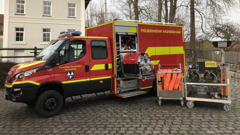 Das neue Einsatzfahrzeug vom Typ TSF Logistik der Feuerwehr mit einem Teil der Beladung.