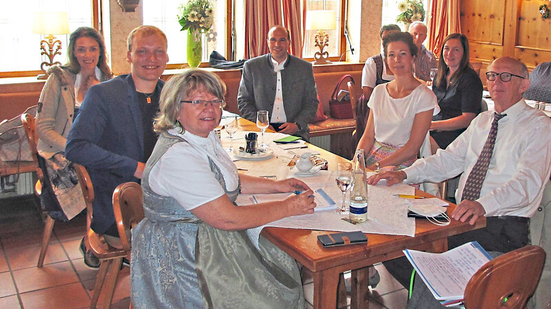 Vertreter des Bauernverbandes trafen sich mit Politikern aller Fraktionen und Bundestagskandidaten in Abensberg zum regen Austausch.