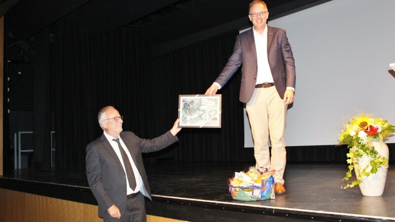 Bürgermeister Christian Dobmeier (rechts) verabschiedet mit Manfred Plomer einen geschätzten Rektor.