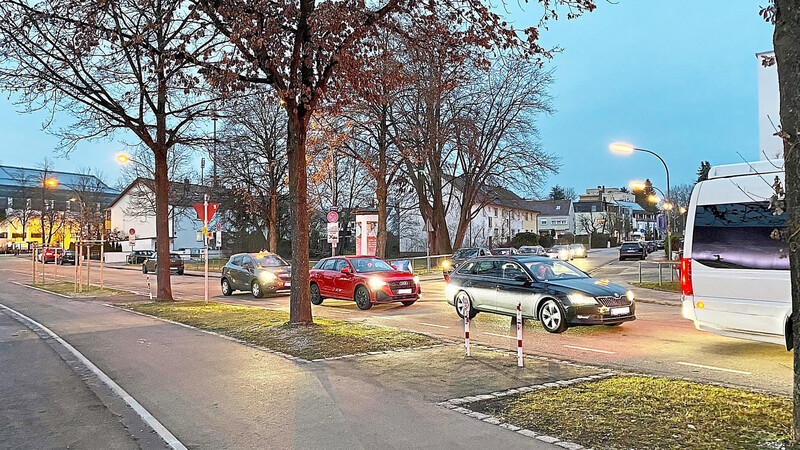 Allabendlich stauen sich vor dem Isarsteg die Autos. Aktuell haben Fahrzeuge aus der Gabelsbergerstraße Vorfahrt - das wird als nicht gerade ungefährlich für die Radfahrer gesehen.  Foto: Christine Vinçon
