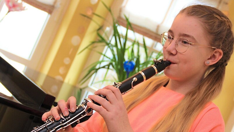 Veronika Troiber an der Klarinette: Die Zwölfjährige erhält für ihre Leistungen im Bereich Musik dieses Jahr den Jugendkulturpreis des Landkreises Dingolfing-Landau.