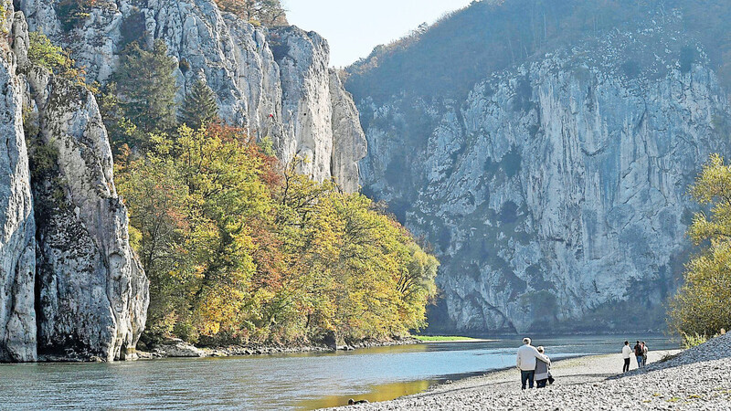 Ausflügler genießen bei schönem Wetter regelmäßig die schöne Landschaft am Donaudurchbruch beim Kloster Weltenburg, das erste Nationale Naturschutzmonument in Bayern.
