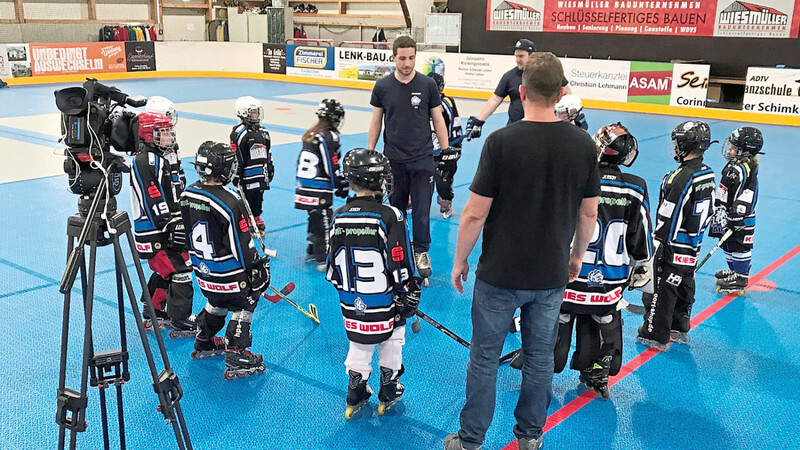 Ein Team des Fernsehsenders "Niederbayern TV" hat gemeinsam mit den Bambinispielern des IHC Atting eine Filmsequenz über den Hockeysport gedreht.
