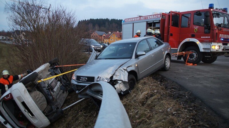 Unmittelbar bei der Abzweigung nach Rettenbach kollidierten ein VW und ein Audi.