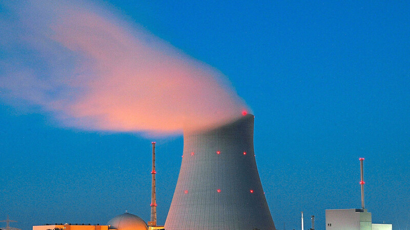 Das Kernkraftwerk Isar 1. Eigentlich sollten bis Weihnachten alle Brennelemente eingelagert sein. Nun verzögert sich das jedoch bis 2020.