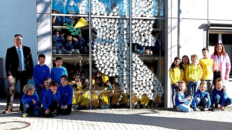 Friedenstaube und gelb-blaue T-Shirts: An der Mettener Grundschule werden sichtbare Zeichen für den Frieden gesetzt, worüber sich auch Bürgermeister Andreas Moser freut.