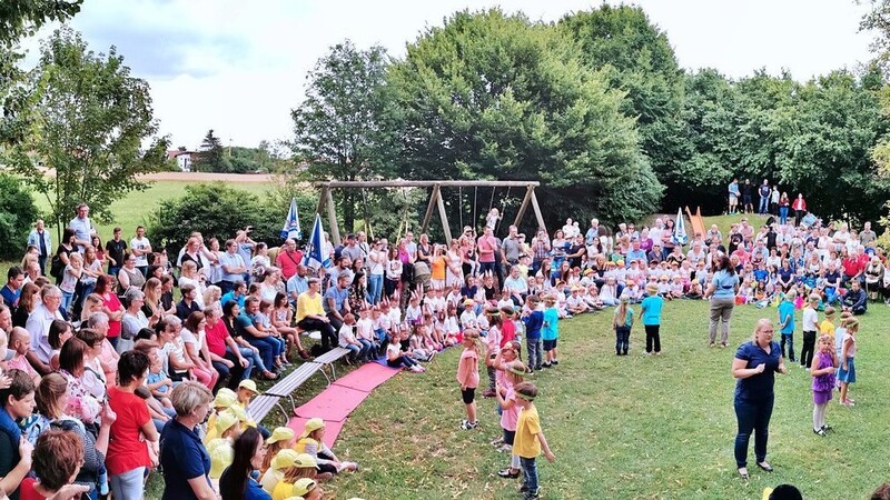 Viele Gäste hatten sich am Sonntag zum Sommerfest des Kindergartens "Santa Maria - Haus für Kinder" im Garten eingefunden.