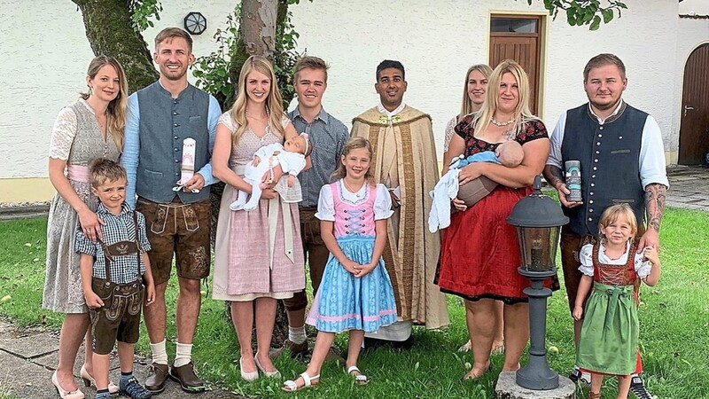 Im Rahmen einer sehr schönen Feier empfingen Lilly Mühlbauer (li. mit ihrer Familie) sowie Leo Vogl (re. mit Familie) seitens Pfarrvikar Pater Georg das Sakrament der Taufe gespendet.