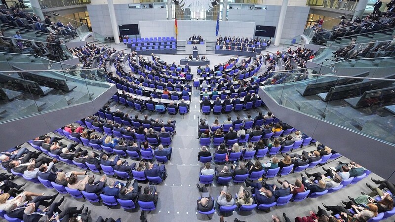 Der Bundestag ist auf 736 Abgeordnete angewachsen. Das sind mehr Volksvertreter als im Europaparlament oder in den Parlamenten von Indien oder den USA.