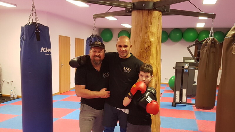Andreas und Alexander Schreindorfer mit Vartan Avetisyan im neuen Box- und Fitnessstudio